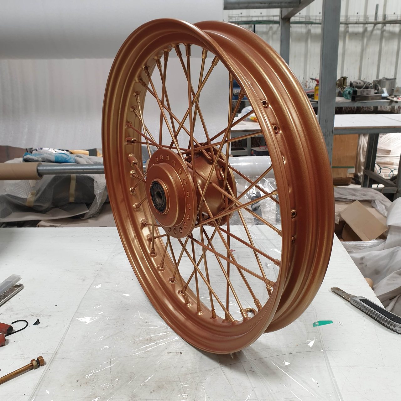 גלגל חישורים (spokes) לאופנוע צבוע זהב